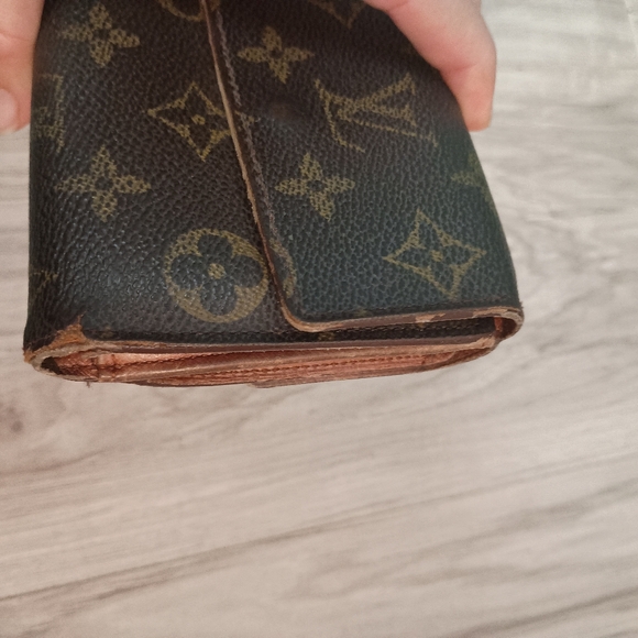 Authentic Louis Vuitton Elise Wallet - Picture 3 of 11
